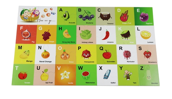 Kinder breiten Alphabet-Frucht-Puzzle-Lernspiele und Puzzlespiele für 5-jährige aus