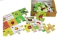 Kinder breiten Alphabet-Frucht-Puzzle-Lernspiele und Puzzlespiele für 5-jährige aus