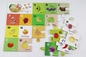 Kinder breiten Alphabet-Frucht-Puzzle-Lernspiele aus